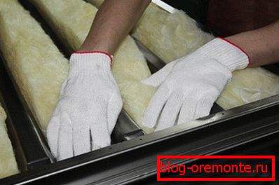 Zvuková a tepelná izolace dveří minerální vlnou. zvukotěsné vchodové dveře