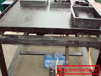 Vibrotable s betonovými formami Vibrotable s betonovými formami