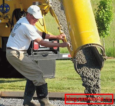 Malá frakce je viditelná - drcený kámen pro beton musí mít určitou velikost. Malá frakce je viditelná - drcený kámen pro beton musí mít určitou velikost.