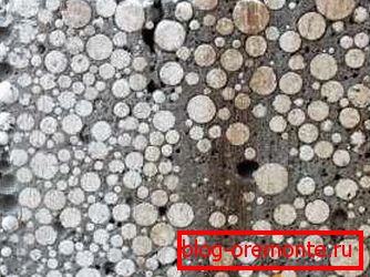 Vzhled tohoto typu materiálu v úseku, kde můžete pozorovat nejen přítomnost kapslí, ale také skořápek Vzhled tohoto typu materiálu v úseku, kde můžete pozorovat nejen přítomnost kapslí, ale také skořápek