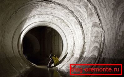 Uvnitř zpevněné kanalizace.