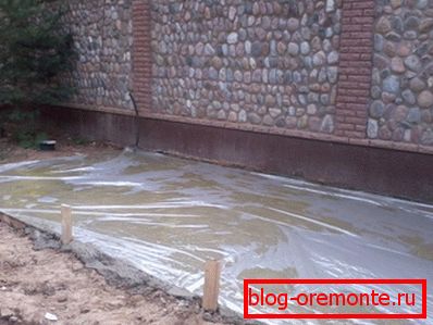 Když prší, čerstvý beton je pokryt fólií. Když prší, čerstvý beton je pokryt fólií.