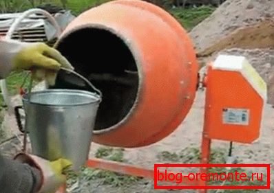 V malých porcích se opatrně přidávala voda. V malých porcích se opatrně přidávala voda.