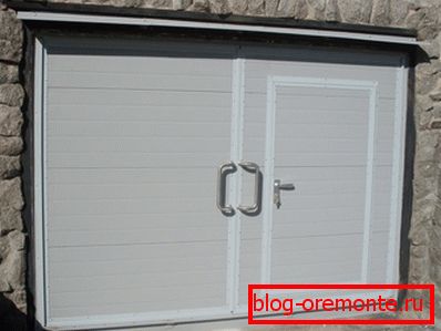 Brána ze sendvičových panelů s otočným mechanismem otevření Brána ze sendvičových panelů s otočným mechanismem otevření