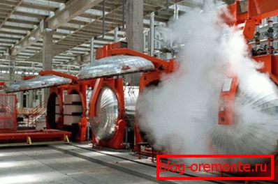 Zde je instalace autoklávu. S jejich pomocí poskytuje materiál vynikající pevnost a v poměrně krátké době (asi 12 hodin) Zde je instalace autoklávu. S jejich pomocí poskytuje materiál vynikající pevnost a v poměrně krátké době (asi 12 hodin)