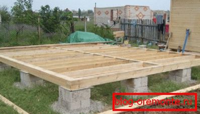 Obložil první řadu tyčí a podlahových nosníků Obložil první řadu tyčí a podlahových nosníků
