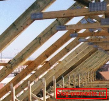 Výšku stropu určují vodorovné překlady mezi krokvemi protilehlých stran. Výšku stropu určují vodorovné překlady mezi krokvemi protilehlých stran.