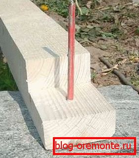 Beton jednu tyč výztuže těsně nad bedněm, aby byla použita pro bezpečnější upevnění tyčí Beton jednu tyč výztuže těsně nad bedněm, aby byla použita pro bezpečnější upevnění tyčí