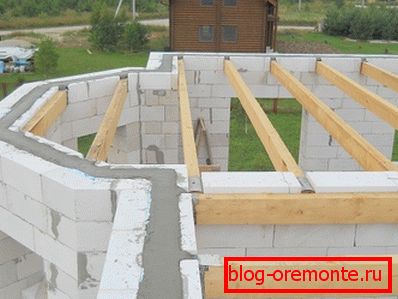 Pokládka mezistupňové konstrukce je jednou z nejtěžších etap výstavby. Pokládka mezistupňové konstrukce je jednou z nejtěžších etap výstavby.