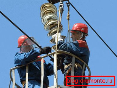 Konečná fáze - instalace traverz a drátů Konečná fáze - instalace traverz a drátů