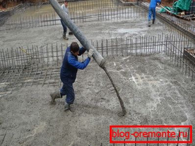 Nalévání betonu v monolitické konstrukci Nalévání betonu v monolitické konstrukci
