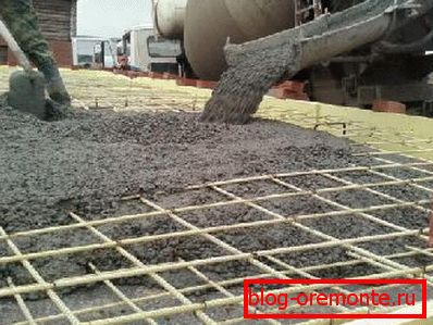 Nalévání výztuže z betonové směsi s připojenými dráty Nalévání výztuže z betonové směsi s připojenými dráty