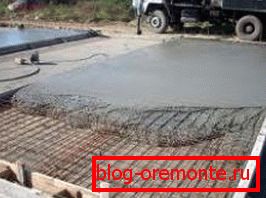 Naplnění monolitické desky s výztužnou klecí: foto Naplnění monolitické desky s výztužnou klecí: foto