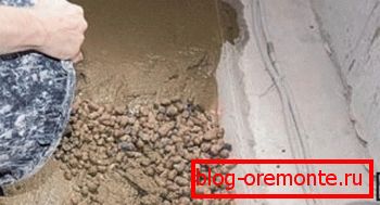 Nalévání směsi na bázi expandované hlíny Nalévání směsi na bázi expandované hlíny