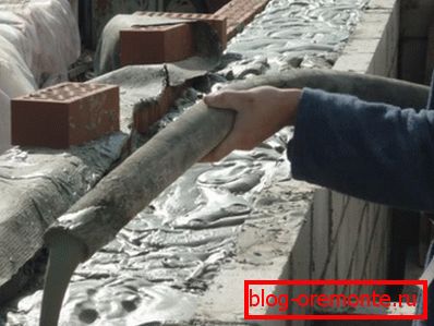 Plnění stěn pěnobetonem v křemičitých cihelných bednách Plnění stěn pěnobetonem v křemičitých cihelných bednách
