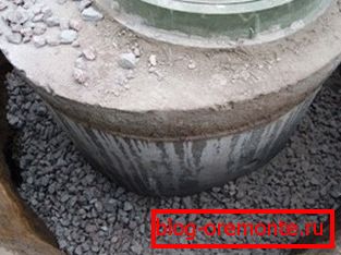 Jímka vyplněná drenáží zvyšuje absorpční povrch. Jímka vyplněná drenáží zvyšuje absorpční povrch.