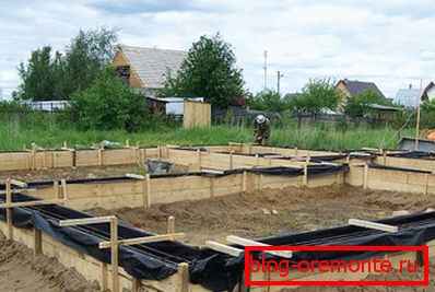 Předem položená fólie bude následně sloužit jako vynikající hydroizolace spodní části základů. Předem položená fólie bude následně sloužit jako vynikající hydroizolace spodní části základů.