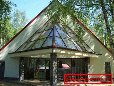 Glazovaná plocha pod zimní zahradou