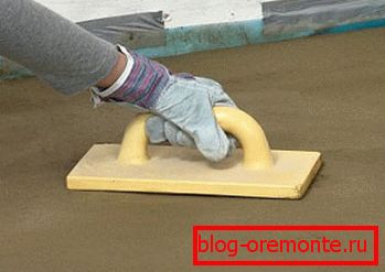Ruční spárování betonové podlahy pomocí plastu Ruční spárování betonové podlahy pomocí plastu