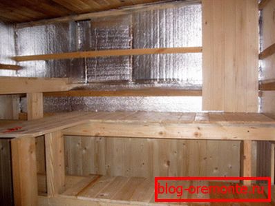 Mezery mezi izolačním materiálem a odkapávacím panelem zajišťují jeho ventilaci. Mezery mezi izolačním materiálem a odkapávacím panelem zajišťují jeho ventilaci.