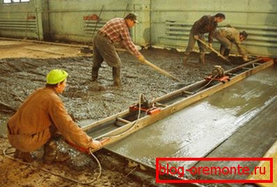 Zde vidíme použití povrchových vibrací při pokládce podlahového potěru. Zde vidíme použití povrchových vibrací při pokládce podlahového potěru.