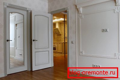 Zrcadlová výplň v dřevěném postroji Zrcadlová výplň v dřevěném postroji