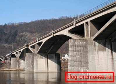 Železobeton активно применяется в дорожном строительстве. На фото - автомобильный Браницкий мост в Праге. Železobeton активно применяется в дорожном строительстве. На фото - автомобильный Браницкий мост в Праге.