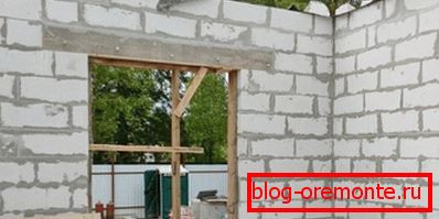 Železobetonový přehoz přes okenní otvor. Železobetonový přehoz přes okenní otvor.