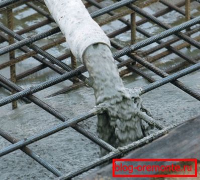 Tekutý beton je dodáván speciálním čerpadlem. Tekutý beton je dodáván speciálním čerpadlem.